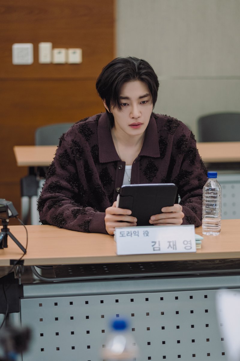 [#아이돌아이 #대본리딩 #스틸]
<아이돌아이> 대본리딩 현장 엿보기⭐
⭐최수영X김재영⭐ 조합이 말아주는
완벽 미스터리 법정 로맨스 커밍쑨👀

12월 22일(월) 저녁 10:00 첫 방송

#에이스토리 #아이돌아이 #최수영 #김재영 #IDOLI