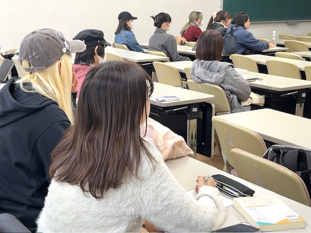 gwcadms's tweet image. 【授業紹介】国際文化交流演習ⅡB（演劇）
舞台演劇を客席で観ても、制作側の話を聞くことはなかなかありません。
この日は新国立劇場で演劇部門の制作に携わっている茂木令子様のお話を伺いました。
ゲストの方のお話はまさに生の情報！
興味がわきますね。
#学習院女子大学 #GWC #学女 #学習院