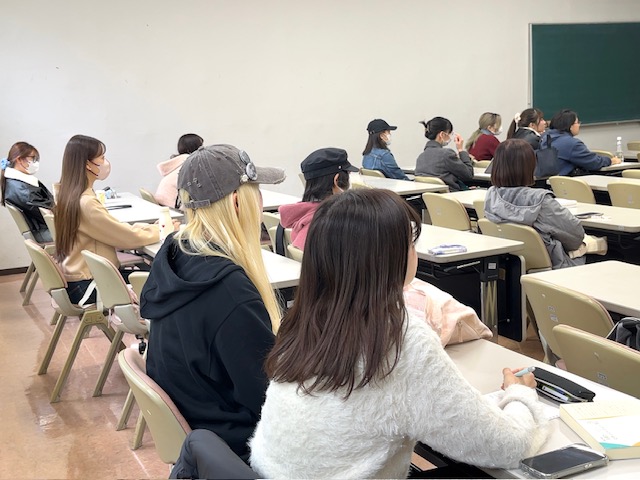 gwcadms's tweet image. 【授業紹介】国際文化交流演習ⅡB（演劇）
舞台演劇を客席で観ても、制作側の話を聞くことはなかなかありません。
この日は新国立劇場で演劇部門の制作に携わっている茂木令子様のお話を伺いました。
ゲストの方のお話はまさに生の情報！
興味がわきますね。
#学習院女子大学 #GWC #学女 #学習院