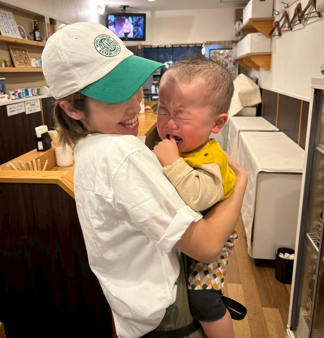 shinonomenoodle's tweet image. 11/18(火)
11:00〜14:30(L.O)
18:00〜20:00(L.O)

【 塩、醤油らーめん各種 】
▶︎ 醤油専用　ネギトッピング

【ホルモンどてそば】数量限定
▶︎ 〆チー(チーズごはん)

🍚卵黄と鰹節のごはん

夜はチャーシュー盛り🍖

幼馴染の息子くんを抱っこさせてもらって幸せ☺️大泣きさせちゃいましたが…笑