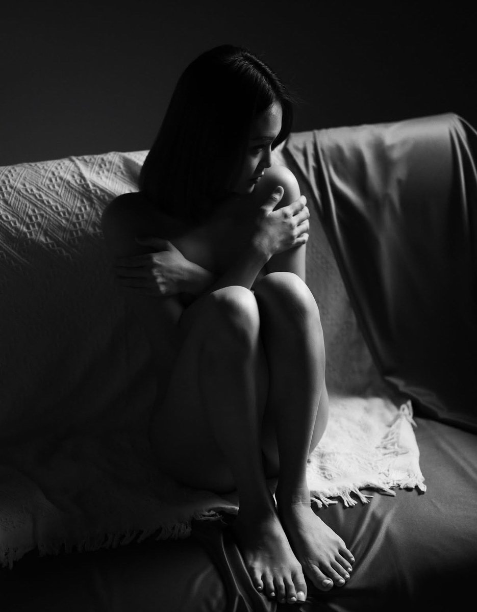 Jesrene_Teoh's tweet photo. Sorry for the small delay.
The full album that continues from my last video is finally out.
The last 16 shots are fully nude, released today — my birthday.

Artistic lighting, raw angles, and a little courage.
A 2025 birthday keepsake from me.

Open until 21st Nov, Fri, 12PM.
✨ https://t.co/kPxgKn36Rd