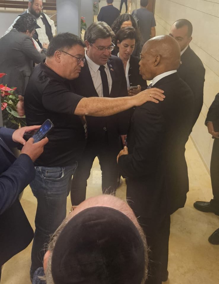 MichaelBiton4's tweet image. אדוני ראש העיר, אני רוצה להודות לך אישית על העמידה האיתנה לצד מדינת ישראל בשעות הקשות שלאחר ה-7 באוקטובר. התמיכה הברורה והמוסרית שלך הייתה משמעותית ומוערכת מאוד כאן, בכנסת ובקרב אזרחי ישראל.

Mr. Mayor, I would like to personally thank you for your steadfast support for the State…