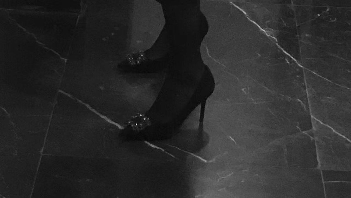 Ada902213's tweet image. 一年需要365双鞋子才会没有烦恼