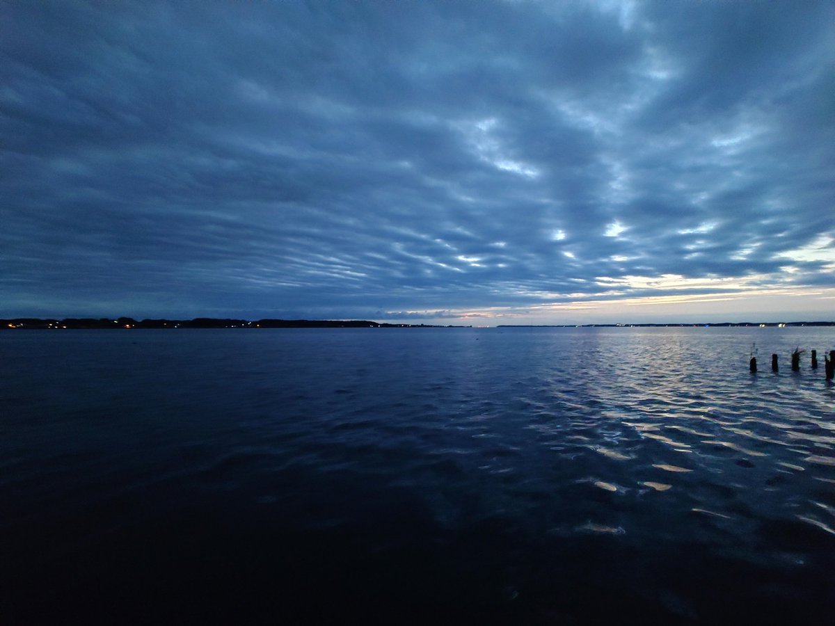 おはようございます☁
霞ヶ浦アサンポ 5:43　外気温10℃
北風が継続的に吹いています。冷たい空気の中空が少しづつ変わって来ました。今朝も有難い。全ての生き物が幸せでありますように🙏