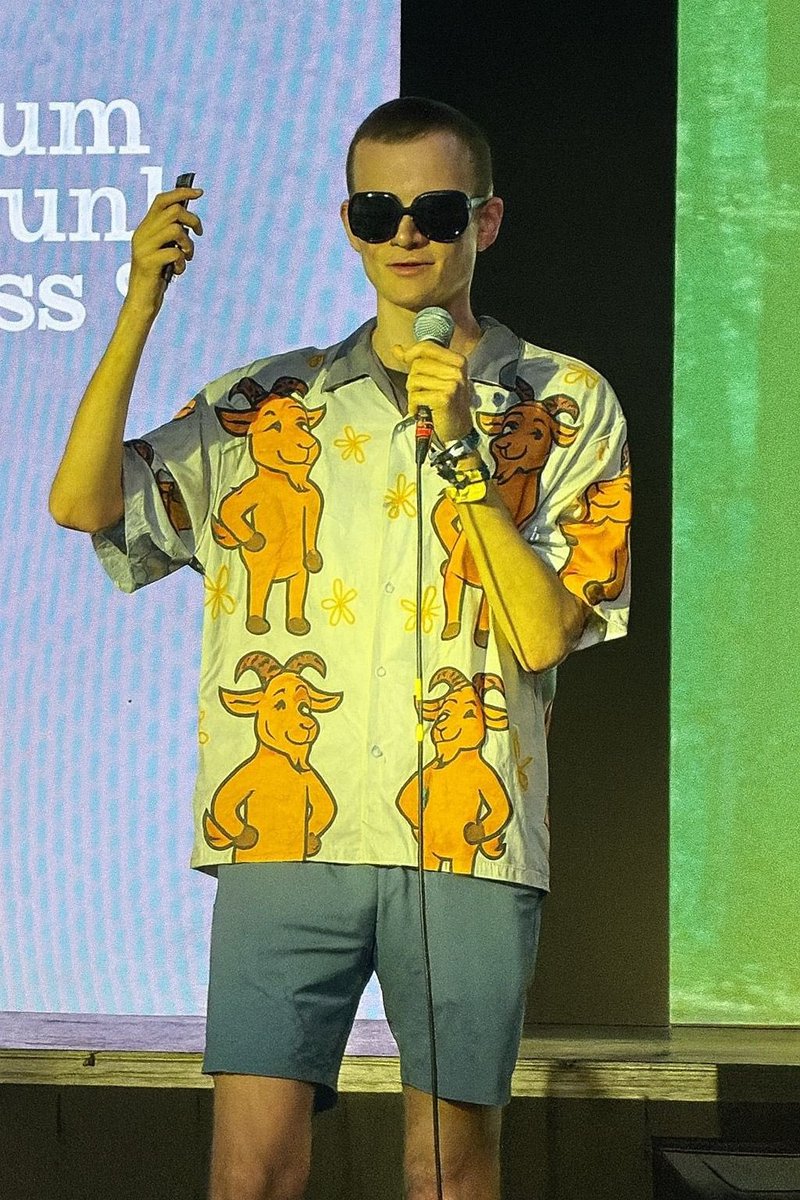 SatoshilegacyRD's tweet photo. Hoy me siento súper #Bullish con $KABRA y más después que mi primo me mandó esta foto de su amigo #vitalikbuterin 🤣🤣🤣🤣 el universo da señales  y aquí habló claro 😅🤣🚀

la foto claramente tiene su flow único:
– Camisa de cabritas felizonas caribeñas
– Lentes gigantes de “soy un alienígena del futuro”
– Shorts como si estuviera de vacaciones pero dando una keynote
– Y ese vibe de “creé una blockchain pero también me visto como un meme viviente” 😂

Ese hombre es un tesoro cultural del ecosistema cripto.
Literalmente parece que está listo para colaborar con $KABRA JAJAJA

@kabracoin  @adrianfgzz @Cocolizo2907 @JoseGon2907 @ferminmagen @JesusM2886 @Derlinrosario31 @kikianmmm

#KABRA #Web3 #CryptoLATAM #Build #Solana #LATAMSZN #puntacana