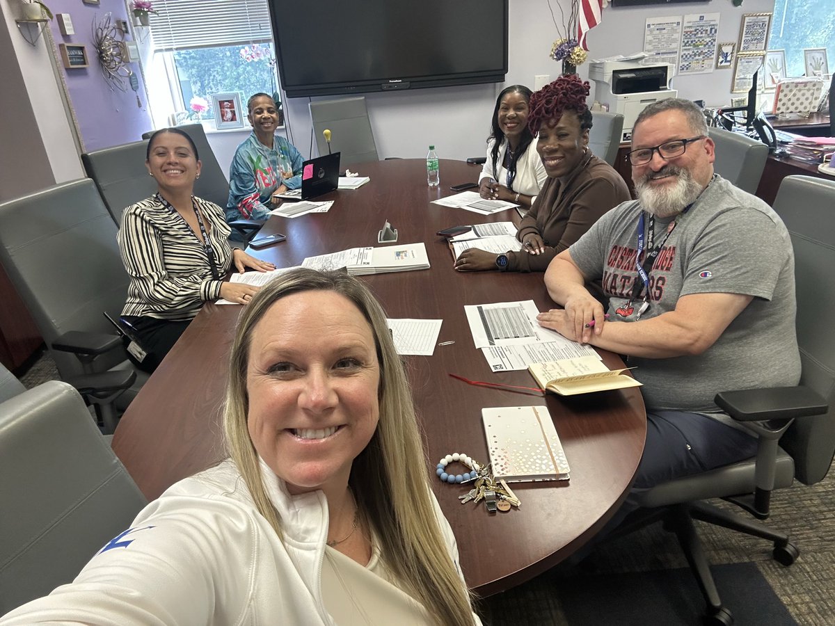 PrincipalFLhigh's tweet photo. Hanging out with our FLHS Aspiring Leaders! Having a great mentoring meet with our team! Go Ls! 💙🤍@FlhsOfficial https://t.co/yPj9IIzyni