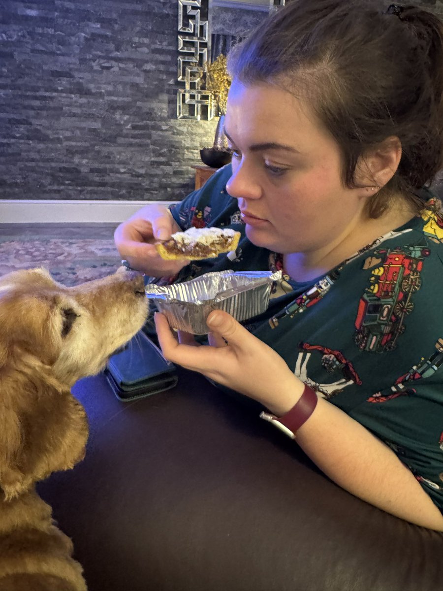 SpanielsSuper's tweet image. HuSis discovered that eating a pecan pie is a spectator sport 🤣
#SharingIsCaring