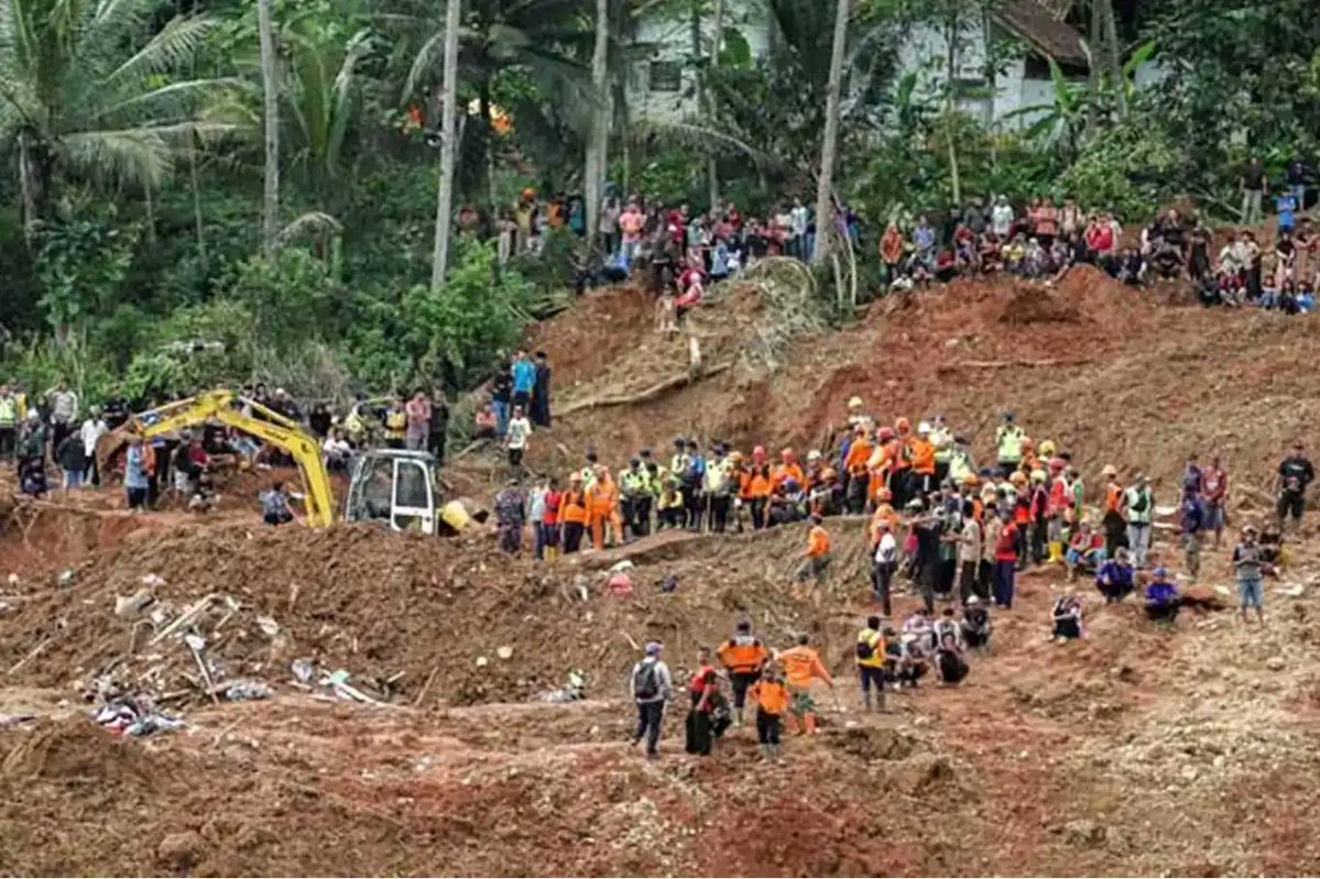 IlkhaAgency's tweet image. Death toll rises to 16 after massive landslide hits Indonesia’s Central Java #Indonesia #Java #landslide #BULGS 
ilkha.com/english/world/…