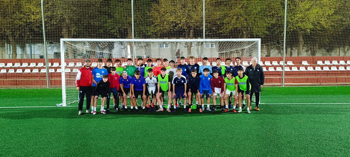 Selección Provincial Cadete de Cuenca.
Entrenamiento preparando la próxima jornada de Selecciones Diputaciones Provinciales que se va a celebrar el día 6 de Diciembre.
Muchas gracias al Ayuntamiento de Las Pedroñeras por dejarnos utilizar sus Impresionantes Instalaciones.