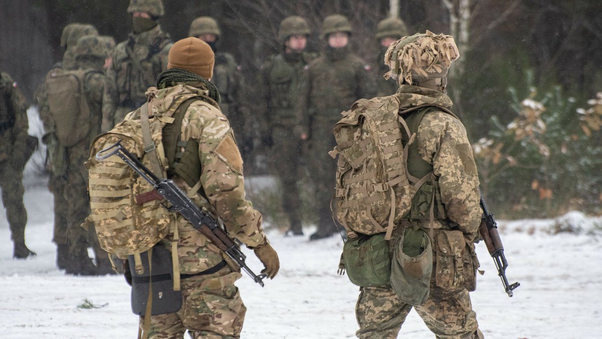 BBC: Ukraińscy żołnierze krytykują szkolenia w Polsce

„Uczą według podręczników z 1410 roku”

Od 2022 roku Siły Zbrojne Ukrainy przechodzą szkolenia w krajach europejskich, w tym w Polsce, która dostarcza instruktorów i poligony. Wielu ukraińskich żołnierzy uważa jednak, że
