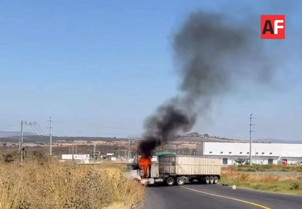 📷 #ÚLTIMAHORA | Presuntos sicarios del 'Cártel Jalisco Nueva Generación' (CJNG) incendiaron una decena de vehículos en 'narcobloqueos' que se registran en carreteras federales y estatales de al menos 12 municipios de Michoacán.
La ola de violencia se deriva de un operativo