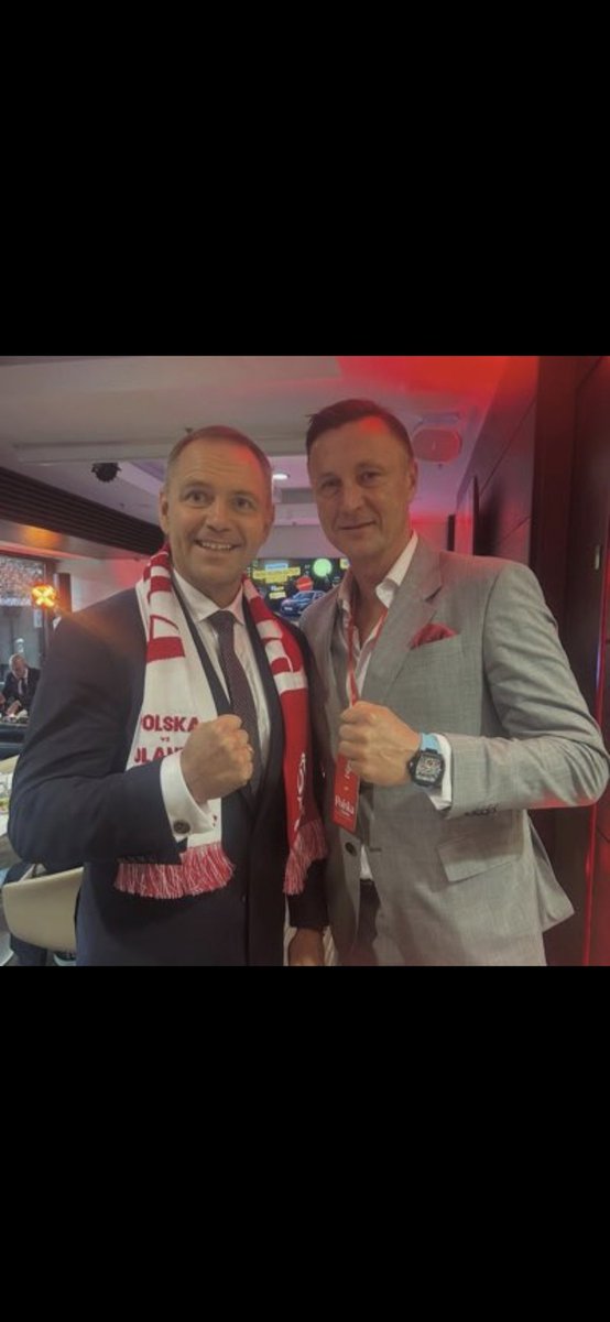 Oni wbijają do szatni w przerwie. Pada parę mocnych słów i lecimy.