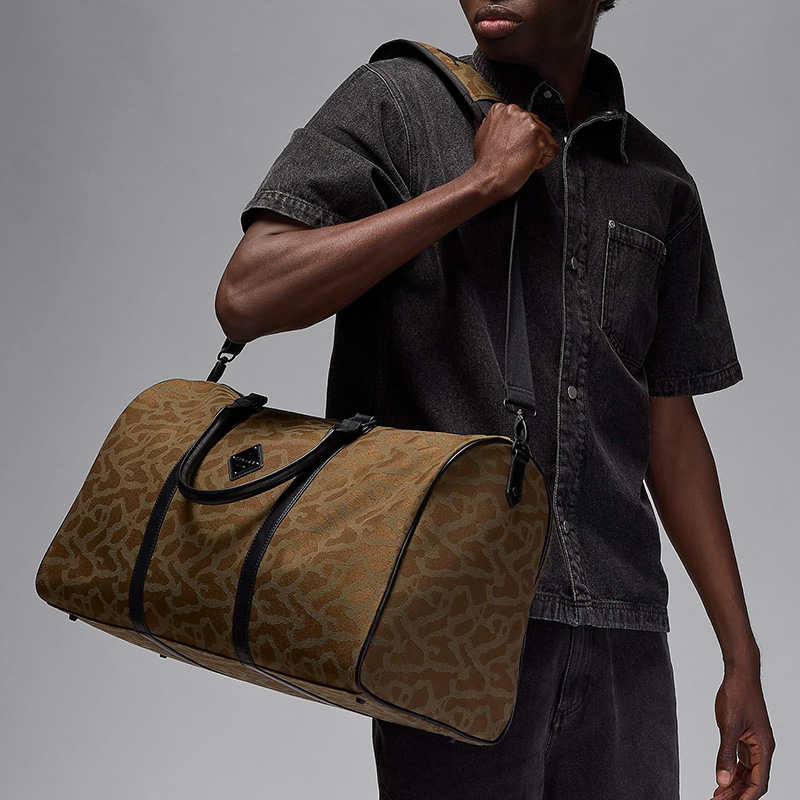 KicksDeals's tweet photo. OVER 50% OFF savings are available for the 'Light Olive' Jordan Icon Duffle Bag (40L) at $68.23 + FREE shipping!

BUY HERE -> https://t.co/vDysnpFjI0 (use promo code ACCESS at checkout) https://t.co/ok8qTQimPT