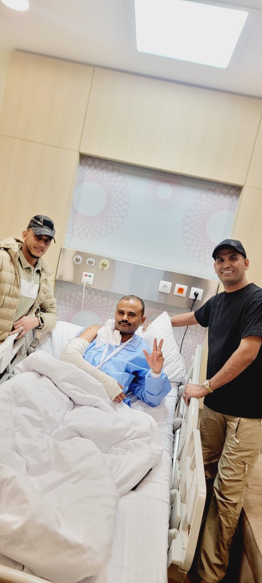 دعواتكم بالشفاء العاجل للبطل الجمهوري أحد ابطال حراس الجمهوريه ابن باجل الحديده البطل
العقيد فؤاد الطويل 
حفظه الله ورعاه
الصوره لي  اثناء زيارتي له بعد خروجه من العمليات
هذا البطل شارك في قتال مليشيا الإرهاب الحوثيه منذ الحروب الاولى وأصيب أكثر من مره من صعده حتى الساحل الغربي