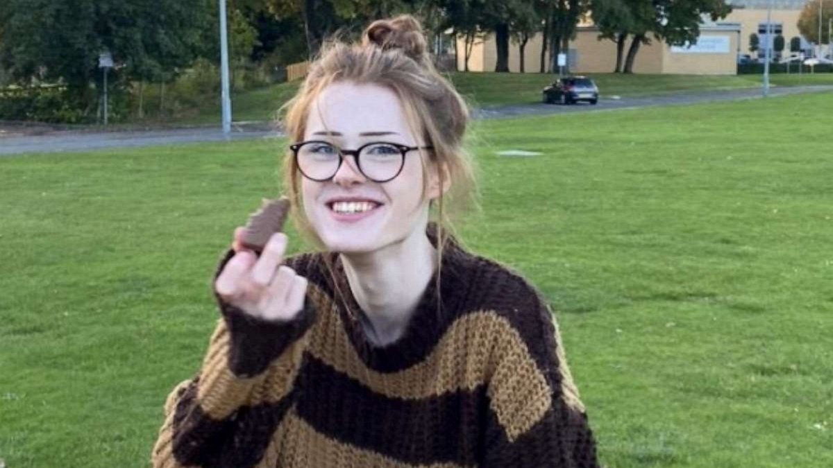 nate_ilustra's tweet image. Essa moça adorável se chamava Brianna Ghey, uma jovem trans autista de 16 anos, assasinada com 28 facadas em fervereiro de 2023. Sua morte é o resultado da crescente perseguição contra pessoas trans no Reino Unido. +