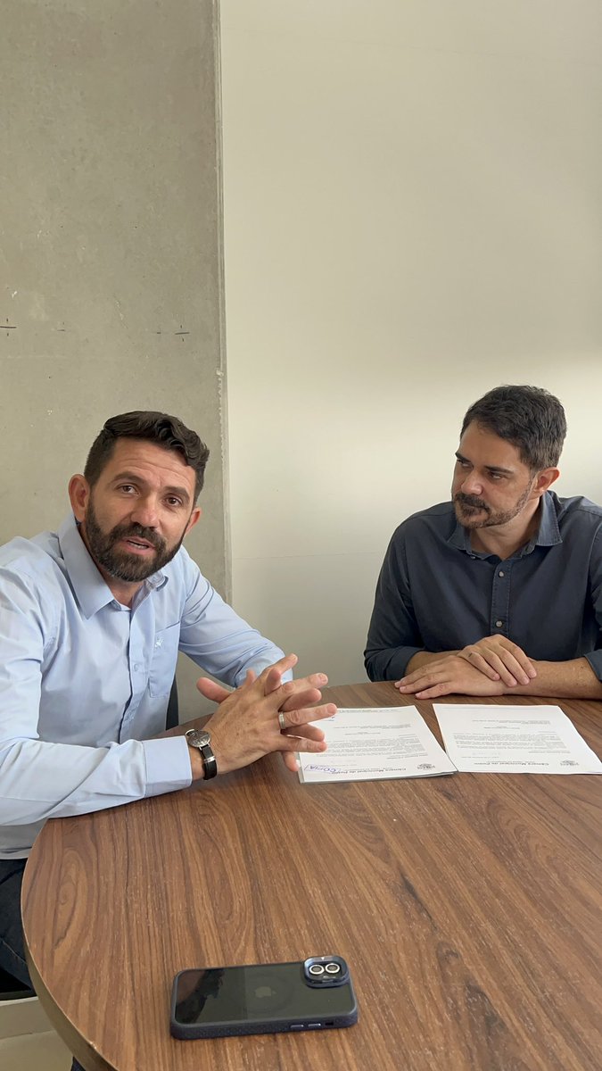 Hoje atendi lideranças de Potim, Jacareí, Guaratinguetá e Caçapava, garantindo apoio para a saúde, para as entidades e para a formação dos jovens. Recebi o diretor da FUSAM e equipe, que vieram agradecer os 500 mil já enviados e alinhamos novos avanços para a saúde de Caçapava.