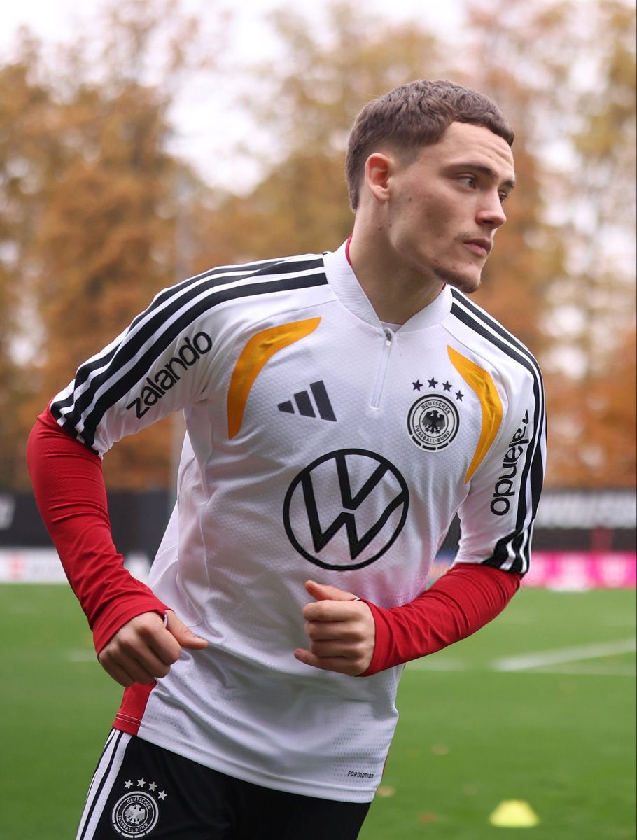 xc75vo's tweet image. تجربته السيئة مع الليفر &quot;حتى الآن&quot;
لن تغيّر من نظرتي عنه تقديري لموهبته مطلقًا

فأنا على يقين بأنه لم يحالفه التوفيق هناك
كما أن المدرب يسيء إستخدامه

سلاسته بين الخطوط تُربك الخصوم
وصناعته للعب تمتاز بحسٍّ شاعري أخّاذ
ومراوغاته تنثال كقصيدةٍ عذبة

فلوريان فيرتز لاعب سوبر ستار