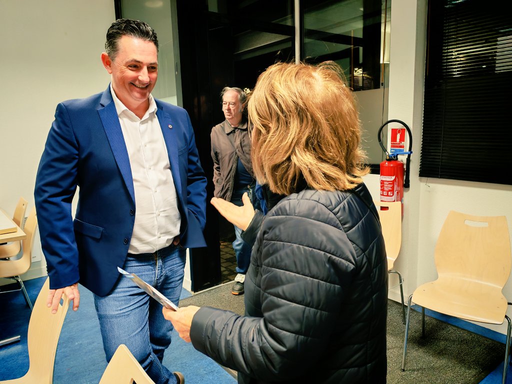 JulioPichon_'s tweet image. Ce soir, nous étions réunis à Méan-Penhoët pour une réunion de quartier. L’écoute et la proximité guideront toute notre campagne et, si vous nous accordez votre confiance, l’ensemble de notre mandat.
#SaintNazaire #Municipales2026 
#Pichon2026