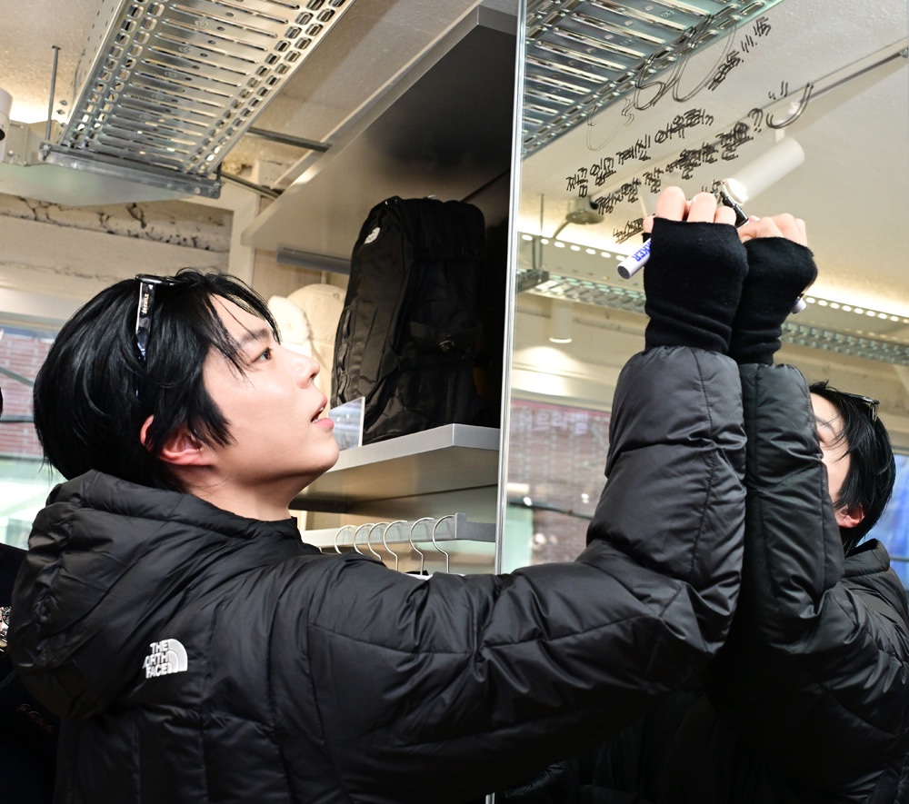 Bogumfrance's tweet image. Week-end de folie à Seongsu !
Le nouveau North Face White Label fait sensation depuis son ouverture, et la visite de Park Bo-gum a littéralement paralysé le quartier.
Impossible de passer à côté
fashionbiz.co.kr

#NorthFace #WhiteLabel #ParkBogum #waitforyouinparis🇨🇵