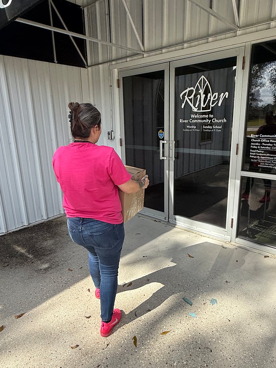 CSource_Tweets's tweet image. The Prairieville, LA team partnered with a local restaurant to host a community food drive to help those in need!

#CSGivesBack #CommunityStrong #FoodDrive #ShopSmall