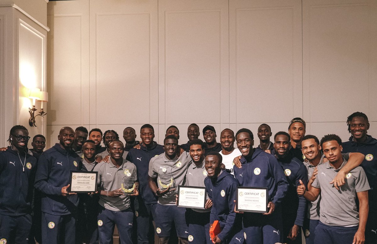 Nos joueurs Rassoul Ndiaye, Mamadou Sarr et Ibrahim Mbaye ont reçu leur certificat de première sélection en équipe nationale. La remise a été effectuée par le pdt Abdoulaye Fall, en présence du sélectionneur, du staff technique et administratif, ainsi que de leurs coéquipiers. 🇸🇳