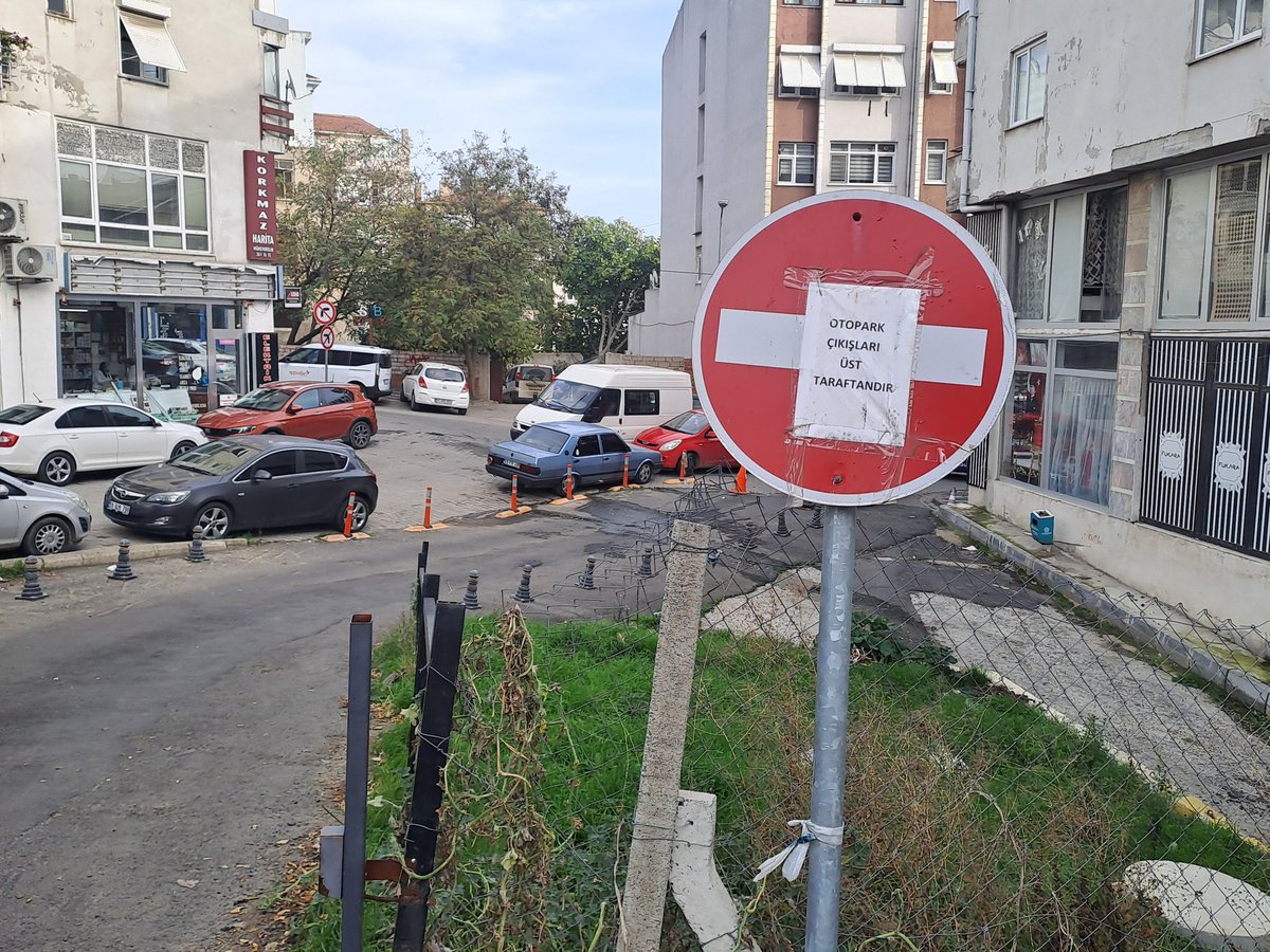 Mustafaokluk_'s tweet photo. Şık olmamış bu levhanın üzerine bu yazı . https://t.co/rZXzwFqQ1C