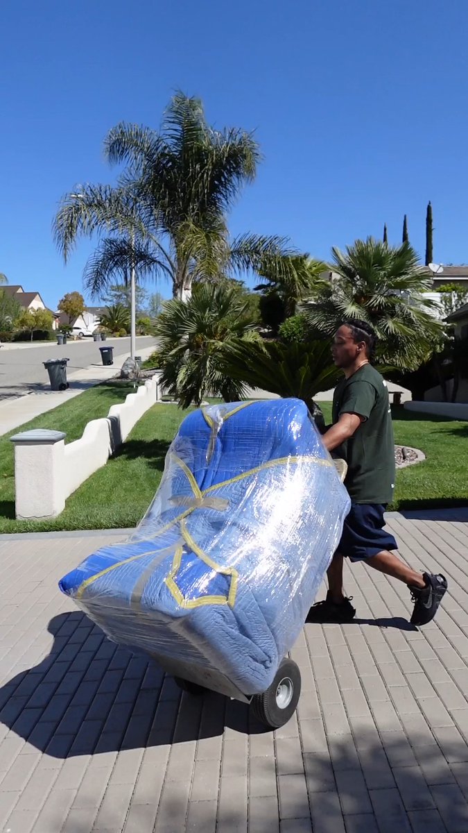 RuffnReadymovin's tweet image. 🍂 Fall breeze?

More like fall “please don’t drop that!” 😂

Watch our mover roll this giant like it’s part of the harvest parade.

Pro tip: always use a dolly for big items—your knees will send you thank-you notes later! 🚚💨

#HeavyLifting #Dolly #FallMoves #LaderaRanchMovers
