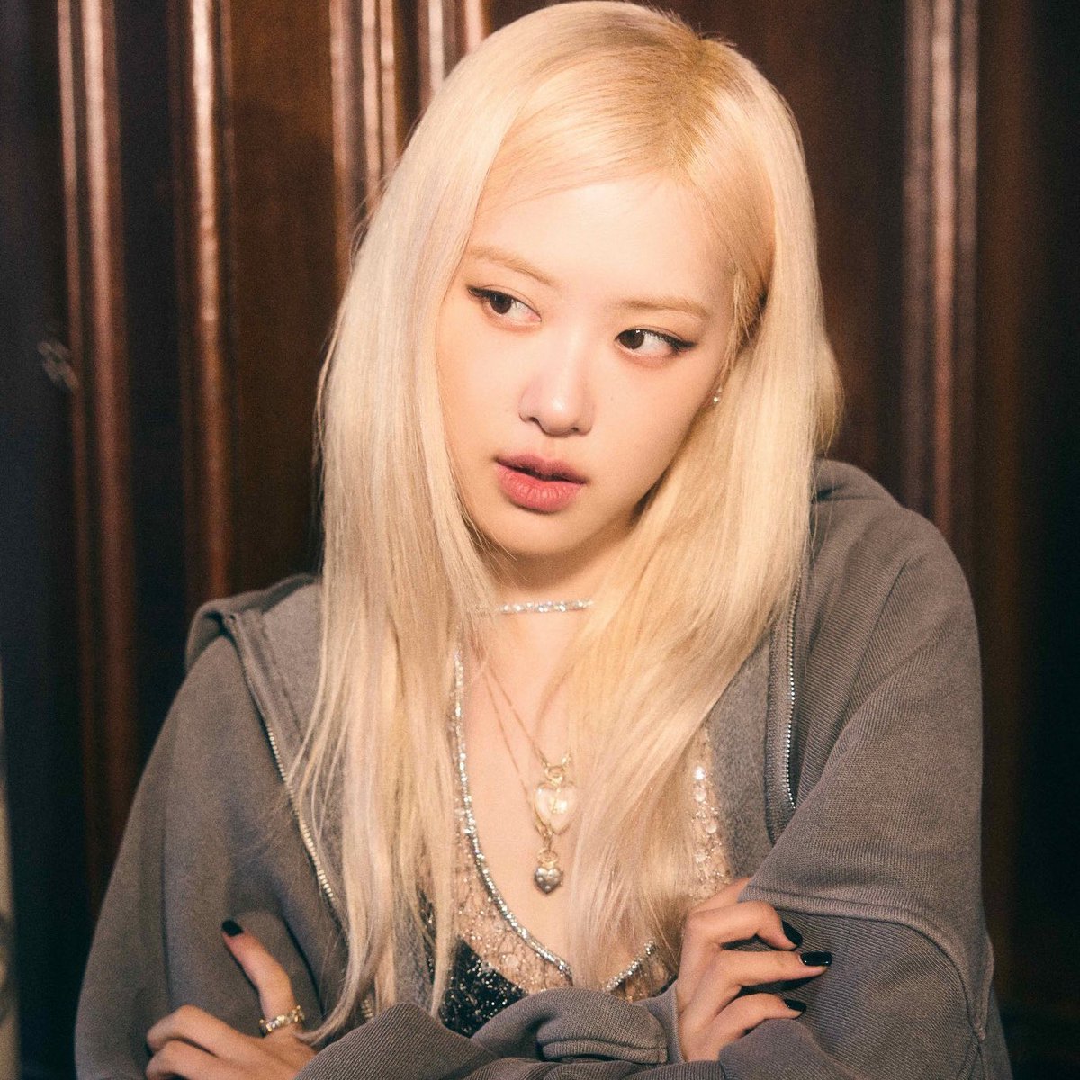 charts_rose's tweet image. Apple Music names ROSÉ&apos;s “toxic till the end” as the best Asian soloist solo song of 2025.