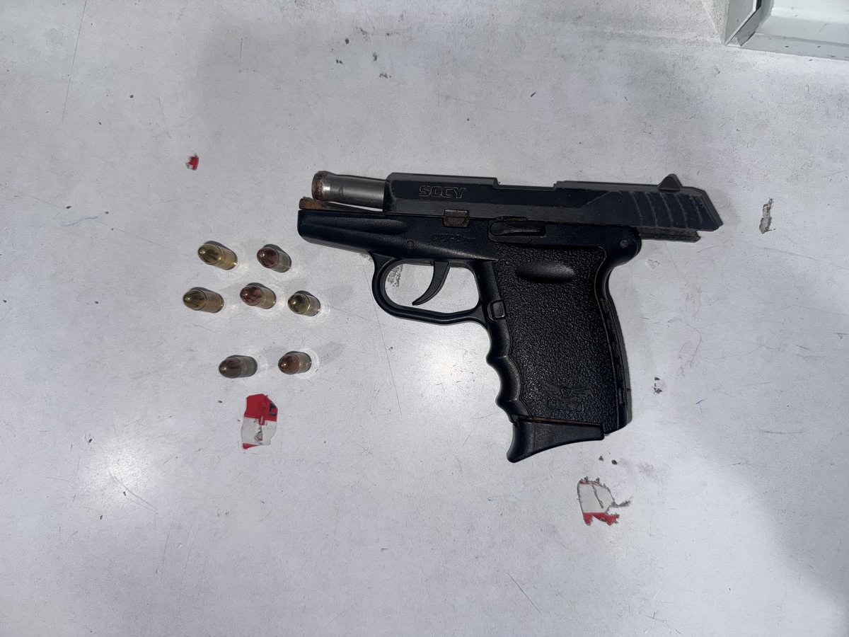 🚨 ARREST 🚨 

Outstanding Work Over The Weekend By Our 16th District One Squad Officers. Individual In Custody, Firearm Recovered. 🚔
#PhillyPolice #PPD #16thDistrict