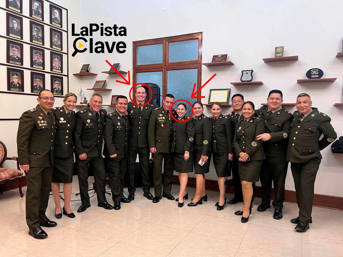 lapistaclave's tweet photo. El factor George Forsyth. 
El precandidato presidencial de Somos Perú, George Forsyth, es promoción de Lesly Shica en el famoso curso de reserva profesional del Ejército que, todo indica, llevaron juntos, tal como lo prueban estas fotografías. Desde entonces, ambos hacen un exagerado uso y alarde del uniforme. 
Habría sido Forsyth quien animó a doña Patricia Li para que convocara a Shica a  integrar el gabinete. A ello se sumó el visto bueno de César Acuña, patrón de Alianza para el Progreso, partido que, como se sabe,  postuló a la ahora ministra como candidata para el Congreso en el 2021. 
Anoche la ministra  Lesly Shica se quiso presentar como blanca paloma en una "entrevista". Afortunadamente, Punto Final la puso al descubierto y publicó algunos de sus mails cuando era asesora del MIDIS y conspiraba junto a su exjefe Julio Demartini para lavarle la cara a Dina Boluarte, aún a costa de manipular a algunos comedores populares.
Visita https://t.co/39jv27RrQs 
suscríbete a nuestro canal de Youtube 
https://t.co/3uUhp3DDNs
y síguenos en nuestras redes sociales para más información de este y otros temas!