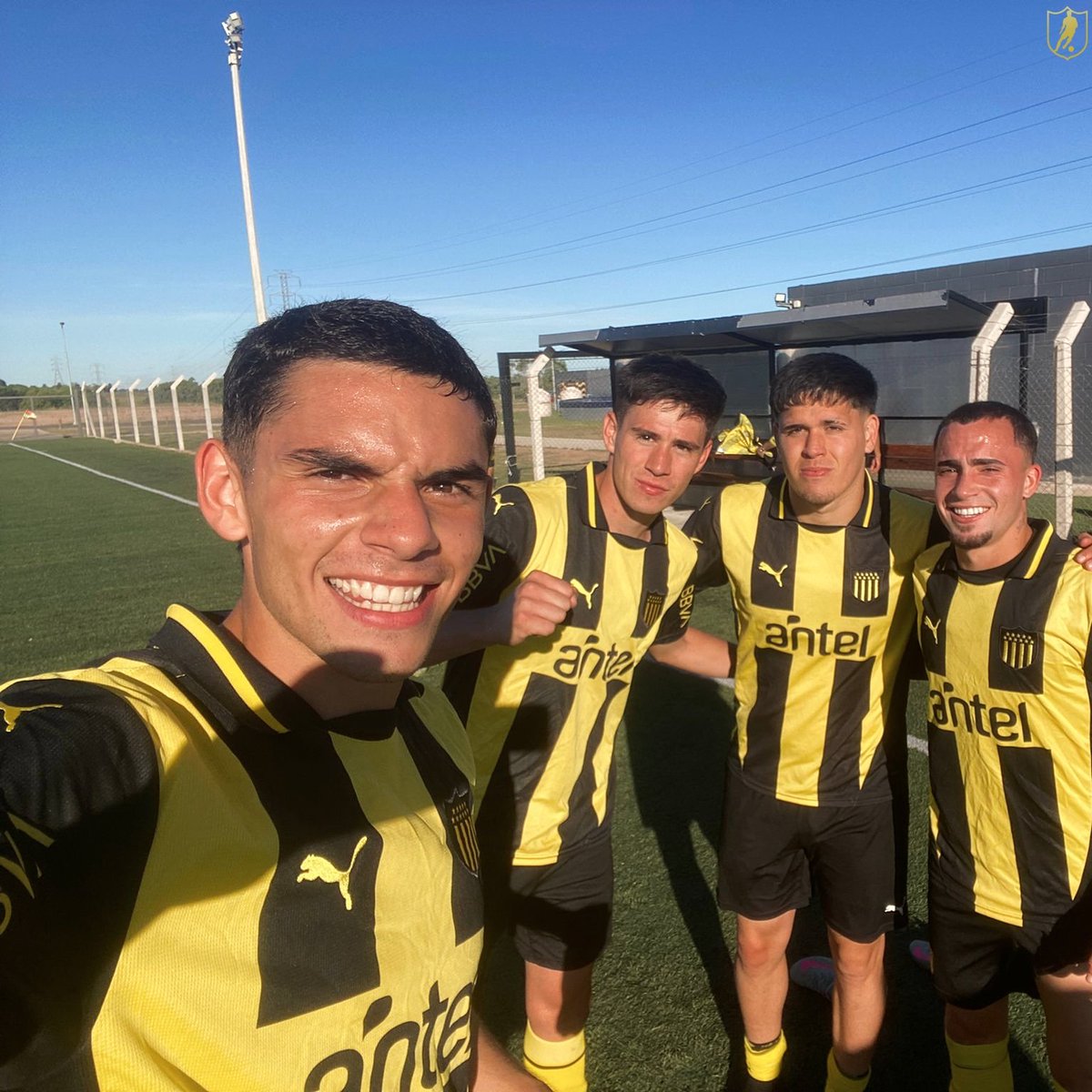 FormativasCAP's tweet photo. 🤳 La #SelfieCarbonera del triunfo de local en la Ciudad Deportiva Néstor Gonçalves.

Peñarol  4️⃣ - 0️⃣ Progreso 

⚽️ Lorenzo Couture 
⚽️ Marco Oroná 
⚽️ Luciano González 
⚽️ Lucas Peña 

#SemilleroDeAmérica https://t.co/nF8outczod