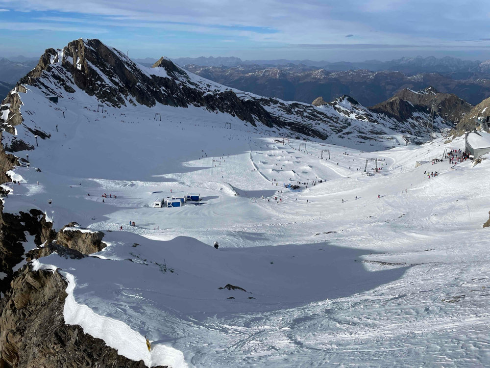 C'est la reprise des bulletins neige ! Les prévisions sont hivernales pour cette semaine. La neige va faire son retour jusqu'à basse altitude dès mercredi soir. Premier teasing sur les quantités prévues dans la vidéo ! 
📸 Kaprun, 17.11.2025
skiinfo.fr/news/meteo-des…