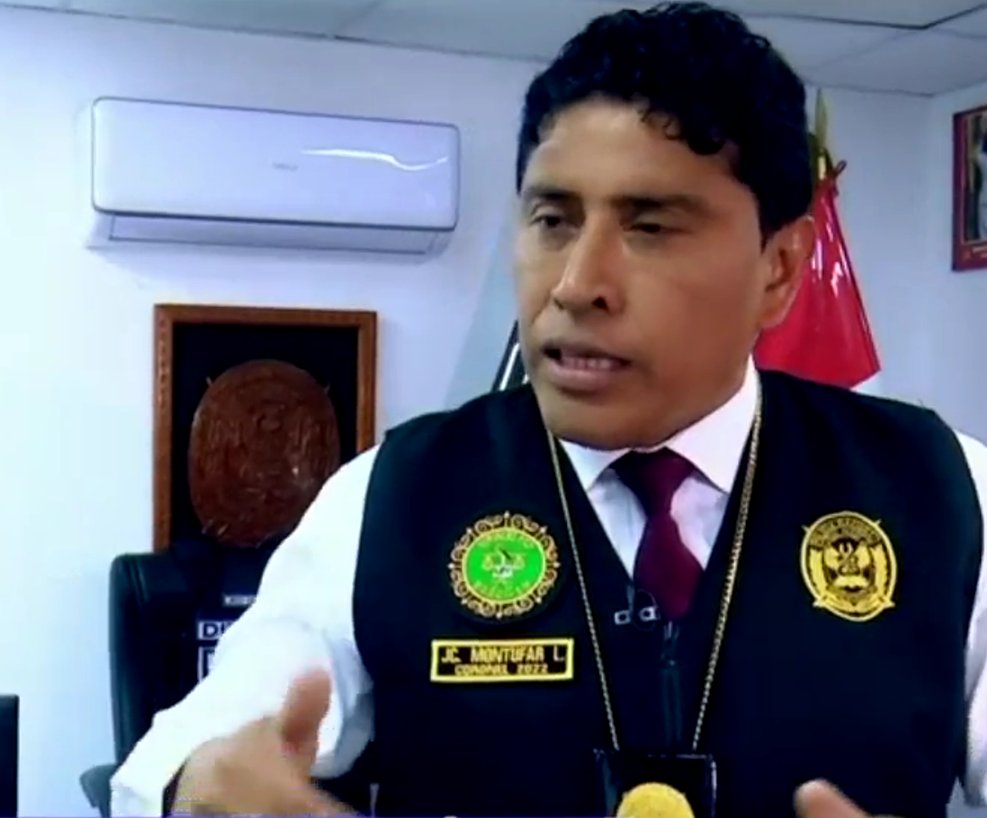 El mediático coronel Juan Carlos Montúfar Lezama, jefe de la división de robos de la Dirincri, fue acusado de robar medio millón de soles en efectivo de la vivienda de un empresario en Huacho.

José Antonio Muchaipiña, empresario inmobiliario, denuncia a Montúfar y otros 8