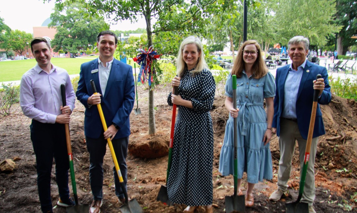 NorthStateBank's tweet image. Market President 𝗛𝗮𝗿𝗿𝘆𝘀𝗼𝗻 𝗧𝘂𝗿𝗻𝗲𝗿, who also serves as President of the Rotary Club of Raleigh, is leading North State Bank’s participation in the America 250 Oak City Tree Campaign.