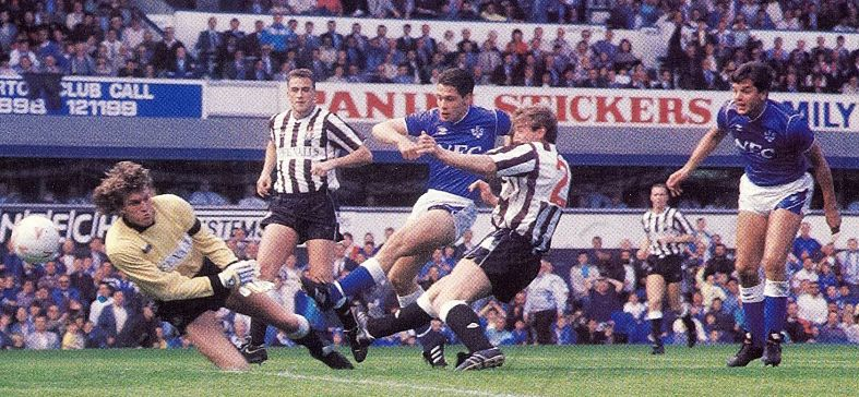 GoodisonHistory's tweet photo. Tony Cottee shoots past Dave Beasant to score just 30 seconds into his Everton debut before grabbing a hat-trick in a 4-0 win over Newcastle on the opening day of the 1988/89 season at Goodison Park 🔵⚽️ https://t.co/LGZAiVt8ir
