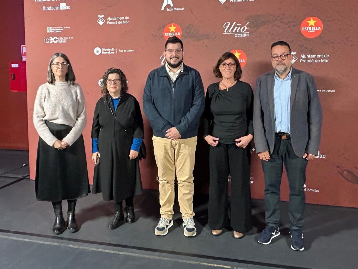 CulturaDIBA's tweet photo. 🎭 Els #PremisButaca més reivindicatius per la pau i la llibertat reparteixen els guardons als millors muntatges i professionals triats pel públic.
👏🏻 Amb el Premi honorífic Anna Lizaran per a Josep Maria Pou.
🥂 Enhorabona a totes i tots! https://t.co/cywavZY4L4