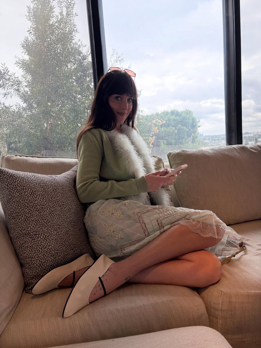 martin_chc's tweet image. ⠀⠀⠀ㅤ   𝐈𝐍𝐒𝐓𝐀𝐆𝐑𝐀𝐌 𝗣𝗢𝗦𝗧
⠀⠀⠀⠀⠀  𝟤 𝗆𝗂𝗇 𝖺𝗀𝗈 ⧽ @ᴍᴀʀᴛɪɴ_ᴄʜᴄ

Cuando tu mujer deja de responder correos para posar pasa la camara

Te amo bebé