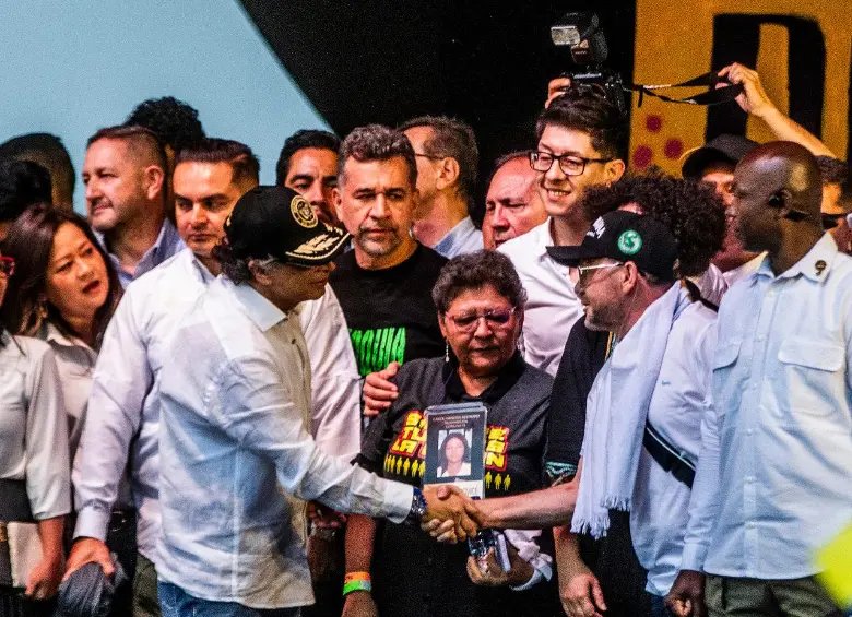 <a href="/petrogustavo/">Gustavo Petro</a> El Presidente y sus seguidores políticos montando a tarimas a criminales que están en las cárceles. 

La hipocresía Presidencial.