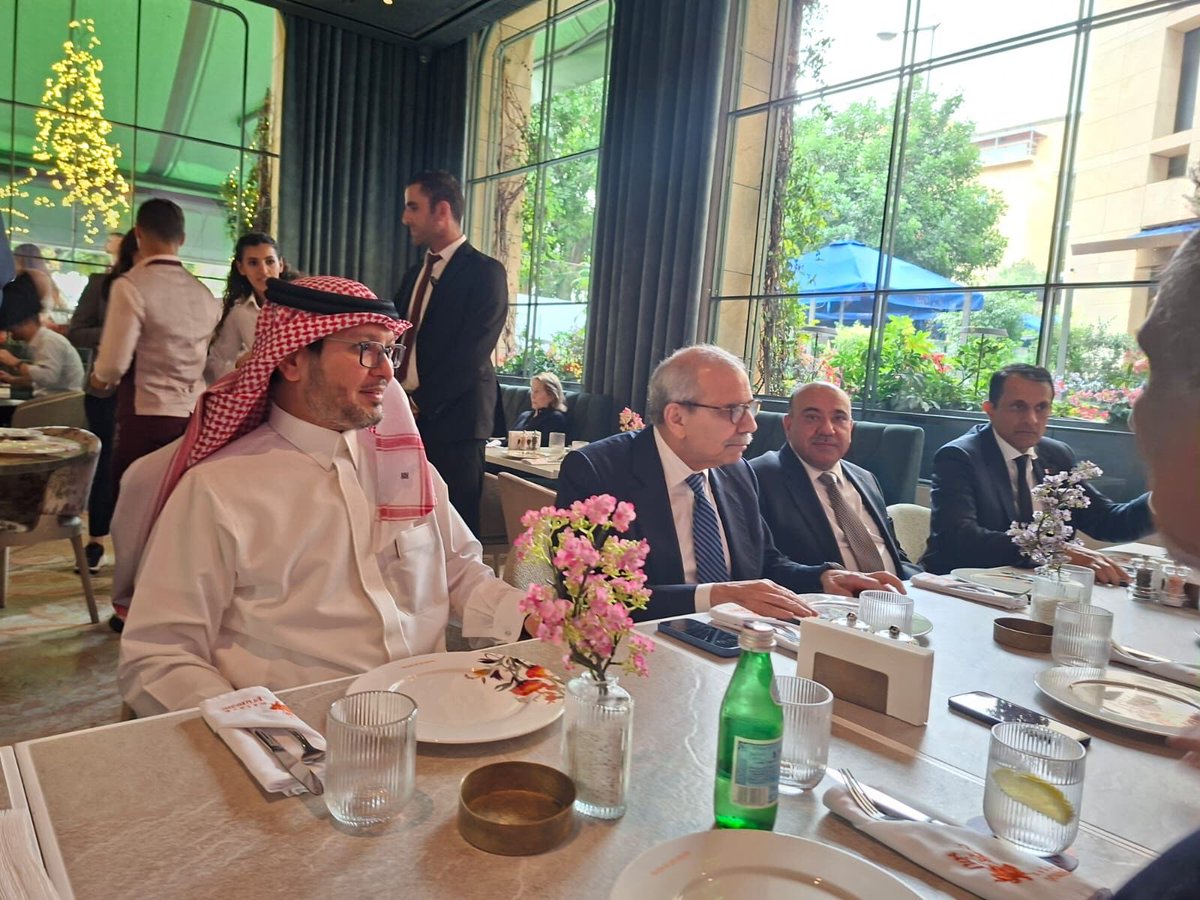 مع دولة رئيس الوزراء الدكتور نواف سلام قبيل حفل الغداء الذي اقيم لوداع  مستشاره الدبلوماسي السفير علي قرانوح والذي تم اختياره ليكون سفيرا للبنان لدى المملكة العربية السعودية. وحضر الغداء عدد من السفراء العرب ومستشاري رئيس الوزراء.