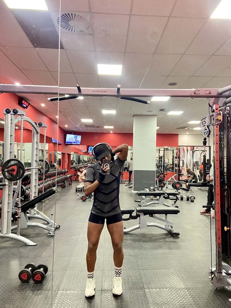 Leg 🦵🏾 🦵🏾 🦵🏾 day all day everyday 🥺🤧🫠💦💅🏾🤌🏾👡👡👡