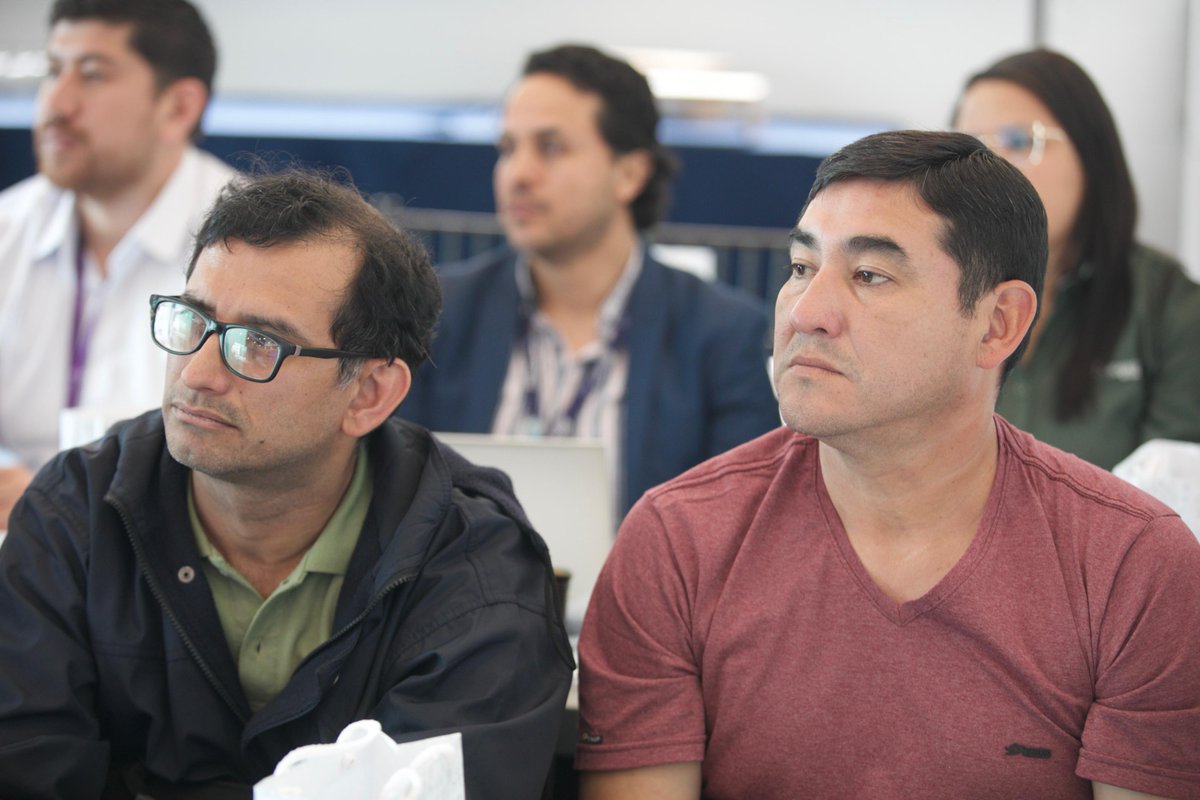 INSPI_ECUADOR's tweet photo. 👨‍🔬 El INSPI, en coordinación con la @iaeaorg y la @opsoms desarrolla en Quito el Taller Regional sobre Estratificación de Riesgos para el Control del Aedes aegypti, con la participación de especialistas de Argentina, Bolivia, Brasil, Ecuador, México, Paraguay y Uruguay.

👩‍🏫 Durante el encuentro, los profesionales se capacitan en el uso de datos epidemiológicos, entomológicos y geoespaciales para generar mapas de riesgo y definir las zonas piloto donde se aplicará la Técnica del Insecto Estéril (TIE), una estrategia biológica innovadora y segura para reducir el mosquito transmisor del dengue. 

🔬 Con este trabajo conjunto, Ecuador consolida su papel como referente regional en control vectorial y salud pública, liderado técnicamente por el INSPI.