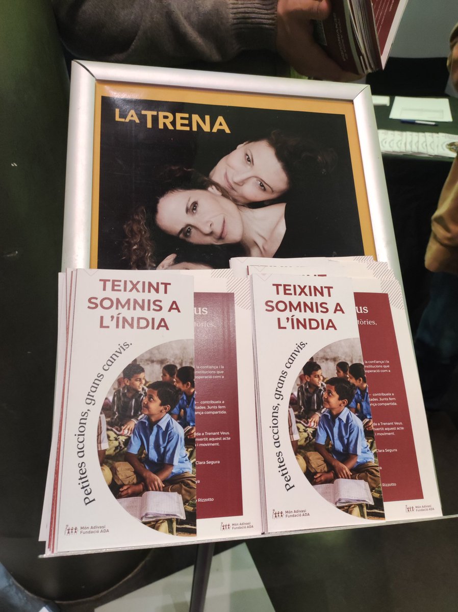 subiranacubinsa's tweet image. Avui #TrenantVeus @Teatre_Goya a favor de la fundació #ADAMónAdivasi. Si a #LaTrena es teixeixen les històries de 3 dones, aquí el teixit es fa amb 3 disciplines artístiques, la lectura dramatitzada, la dansa i la música per fer un espectacle bonic, emotiu delicat. Molt bé!