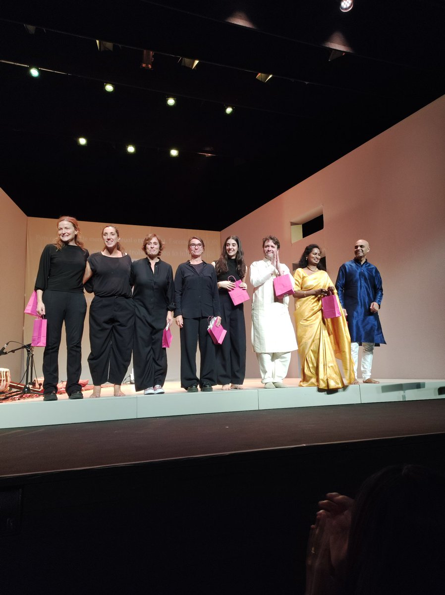 subiranacubinsa's tweet image. Avui #TrenantVeus @Teatre_Goya a favor de la fundació #ADAMónAdivasi. Si a #LaTrena es teixeixen les històries de 3 dones, aquí el teixit es fa amb 3 disciplines artístiques, la lectura dramatitzada, la dansa i la música per fer un espectacle bonic, emotiu delicat. Molt bé!
