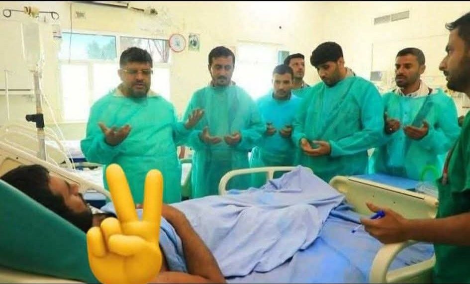 صنعاء 🔥🔥
صورة يتم تداولها لرئيس أركان الحوثيين السابق محمد الغماري
وهو مصاب مبتور القدم اثناء تلقيه العلاج قبل مقتله بعدة
أيام ويظهر في الصوره قيادات حوثيه أبرزها رئيس هئية
أركان الحوثيين الجديد القيادي يوسف المداني المعين
خلف للغماري والقيادي محمد علي الحوثي وعدد من
القيادات