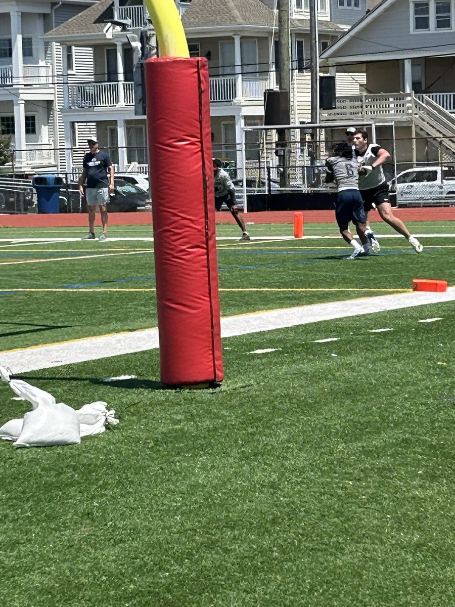statu287's tweet photo. Happy Birthday @EHTFB_Eagles #HeadFootballCoach #RobDavis. Coach Davis is a great coach and better person . #GoodPeople #Friend #Coach #BGWhat #Recruiting #working #practice https://t.co/IjxvVTkEa1