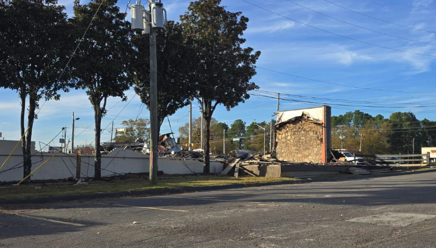 JoeKinseyexp's tweet photo. This is a tweet I don't want to send. This one is sad. They're bulldozing the Augusta Hooters today. A Screencaps reader stopped by the historic grounds &amp; sent us these tragic photos. Guys, it's gone. https://t.co/vskUyoRuhp