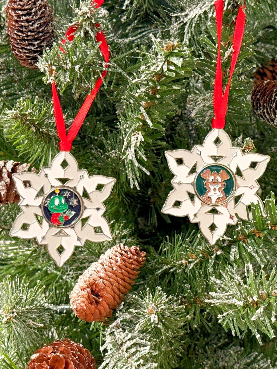 ❄️ Two 2025 Snowflake Ornament Geocoins are trackable on Geocaching.com with festive icons. 🎄

Ornaments: Tracker and Signal the Frog®. Designed by Landsharkz.ca for Shop Geocaching.

tinyurl.com/3cvrdnxr 

#Geocaching #GeocachingHQ
#Geocoins #Holidays