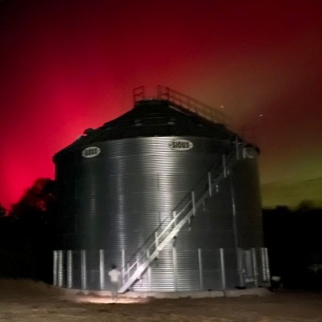 A little reminder that quality engineering and natural beauty make a pretty incredible combination. This @sioxusteel farm bin under the Northern Lights… doesn’t get much better than this. 🤩 

#siouxsteel #northernlights