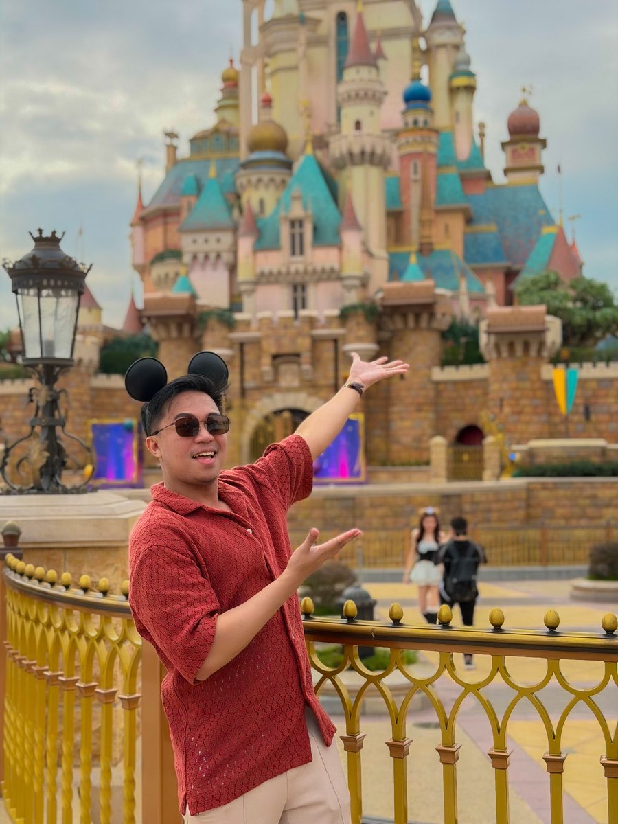 NicoChang04's tweet photo. I made it to the happiest place on earth! #disneyland #hongkong https://t.co/1u3hD9NXlu