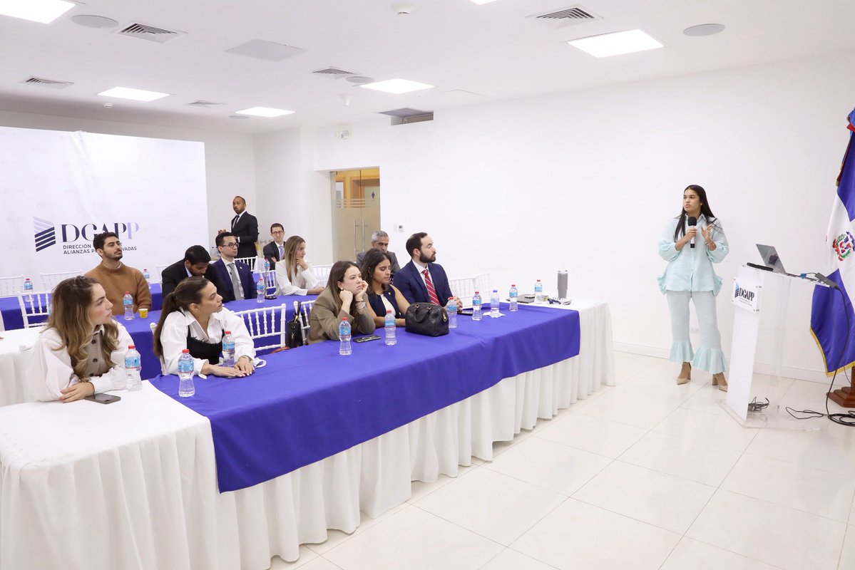 DGAPPRD's tweet image. En un conversatorio sobre las APP con ADOSAFI, analizamos como estas permiten la gestión de servicios de interés social con la inversión privada, los aportes del sector público y la distribución estratégica de riesgos, garantizando que la remuneración esté asociada al desempeño.